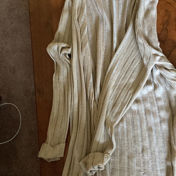 🎁Women’s sweater, tan, size small, very simple design, no closures or buttons - Picture 4 of 5